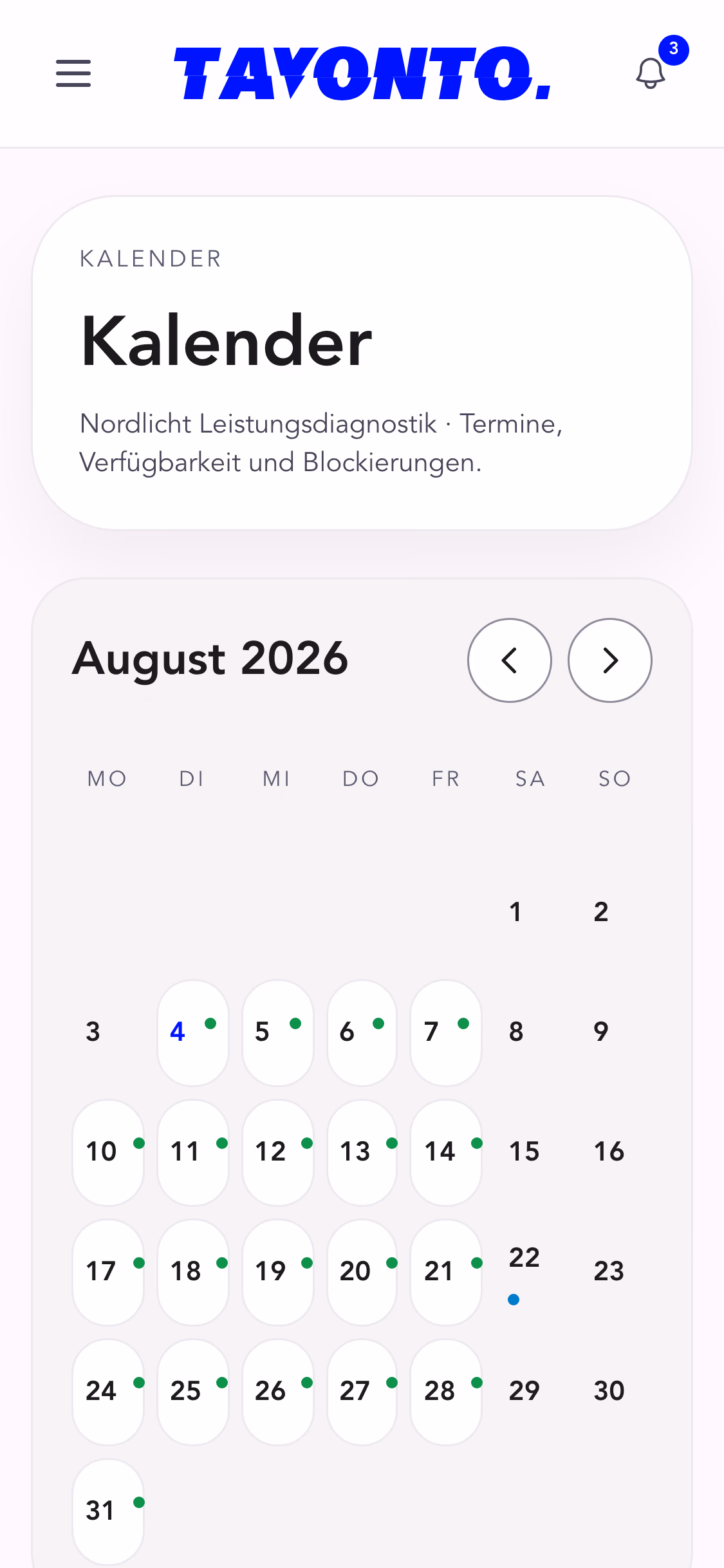 Der Kalender eines Standorts: ein Monatsraster mit verfügbaren, blockierten und belegten Tagen, daneben die Wochenverfügbarkeit und die Verwaltung von Sperrzeiten.